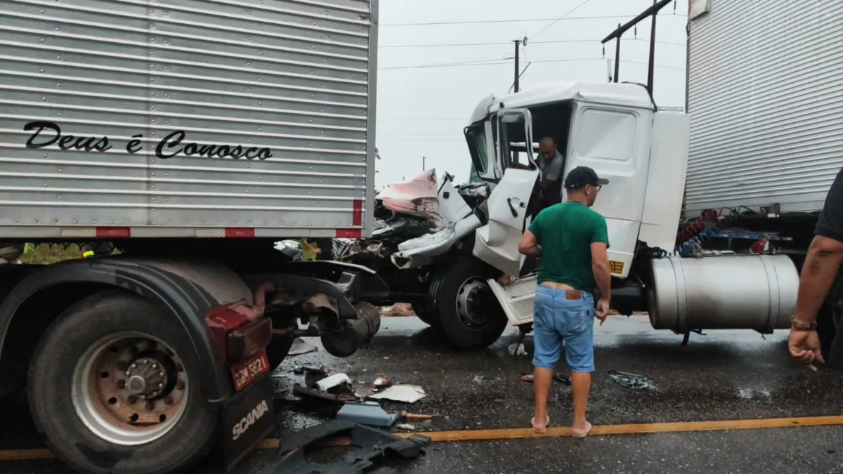 Colisão frontal entre caminhões deixa duas pessoas feridas