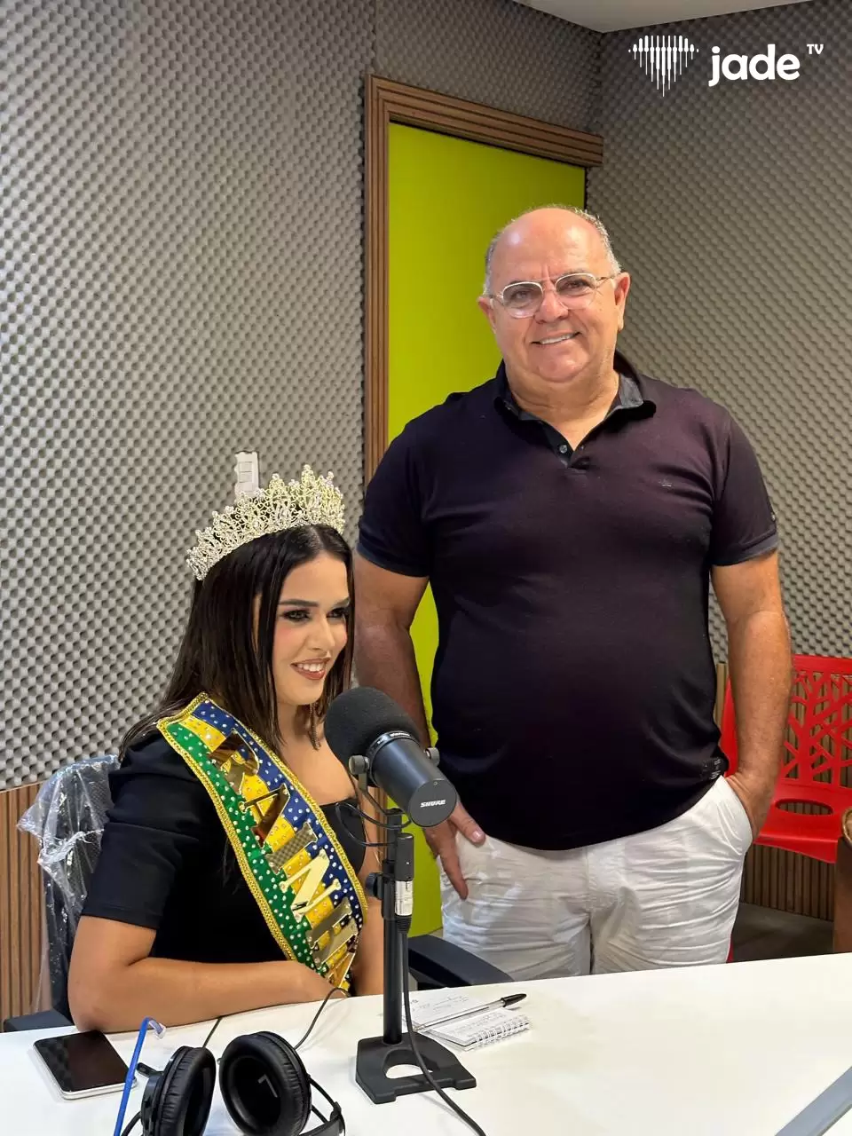 O vice-prefeito Claudionor Moreira e a Rainha do Carnaval de Capanema visitam a Radio Jade FM