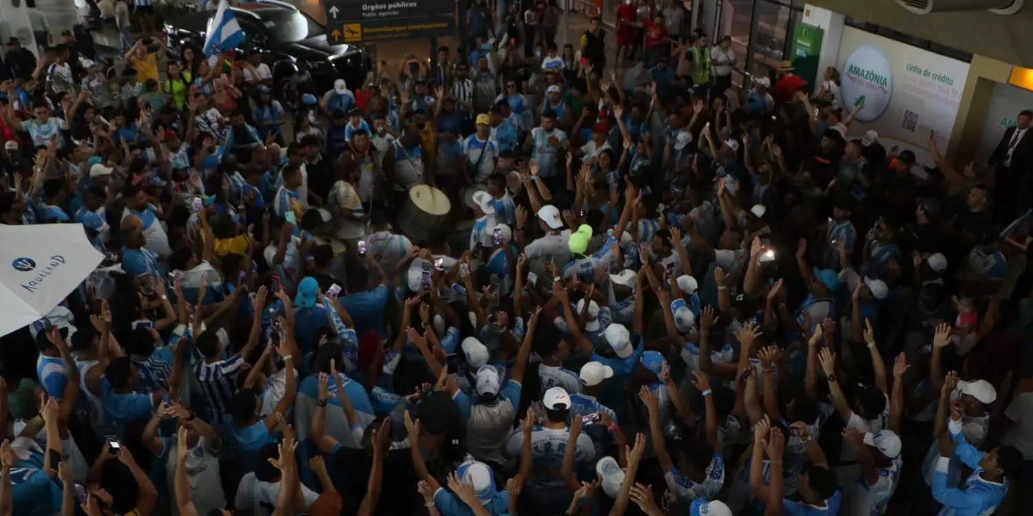 Depois da Vitória, torcedores do Paysandu lotam aeroporto de Belém para aguardar chegada dos jogadores