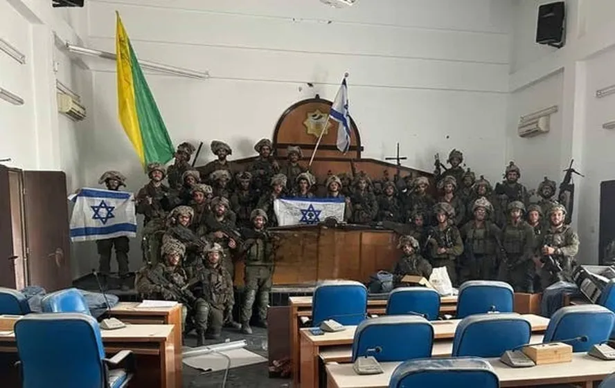 Israel diz que tomou controle do Norte de Gaza e publica foto de soldados em Parlamento do Hamas
